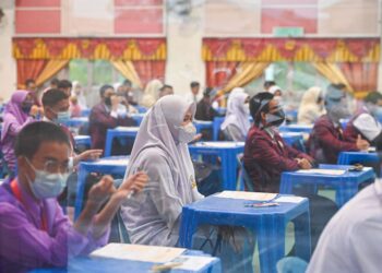 IBU bapa perlu mengenal pasti individu penting 
dalam kehidupan anak dengan mengambil berat 
dan bertanya mengenai aktiviti anak-anak. 
– UTUSAN/PUQTRA HAIRRY