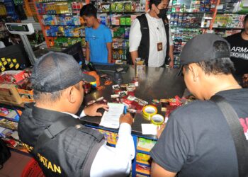 LARANGAN mempamer rokok dan vape menyusahkan peniaga dan akan menambah beban kewangan 
yang besar kepada mereka. – UTUSAN/RAJA JAAFAR ALI