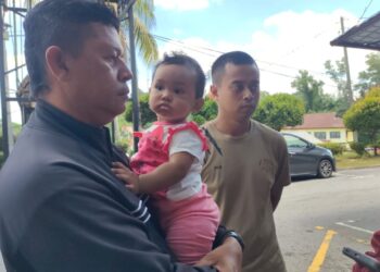 SAMSUDIN Basirun (kanan) mendukung Aisy Najah Aswan di pekarangan Jabatan Perubatan Forensik HTJS selepas cucunya itu menjadi anak yatim piatu sekelip mata selepas kedua ibu bapanya maut dalam kemalangan di Persiaran Forest Heights 1, Forest Heights, Seremban. -FOTO/ NOR AINNA HAMZAH.