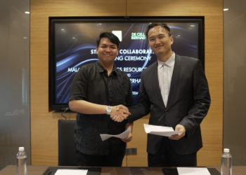 AZRI Azerai dan Lim Wooi Khai bergambar selepas menandatangani perjanjian kerjasama di antara MGRC dan De Cell.