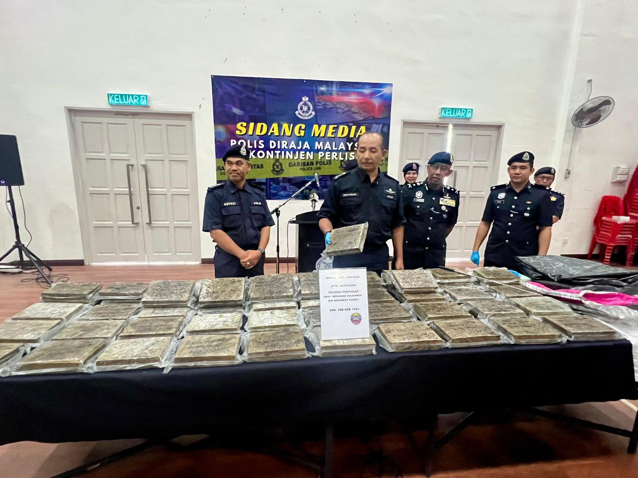 Polis jumpa ganja seberat 56kg dalam kereta terbabas
