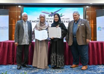 IDA RISWANA (dua dari kiri) dan Che Zakiah Ahmad (tiga dari kiri) bertukar dokumen dalam Majlis Menandatangani Memorandum Persefahaman (MoU) diantara Andalusia dan Saudi Airlines (Saudia)  di sini. - UTUSAN/MOHD AMARULLAH