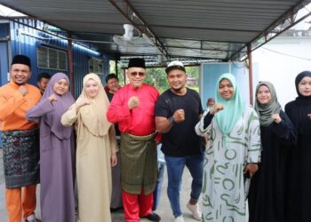 SHAHIDAN Kassim (empat dari kiri) 
pada majlis rumah terbuka wanita Perpaduan Ummah Parlimen Arau di Pusat Khidmat Kubang Gajah, Arau, Perlis semalam.- UTUSAN/ASYRAF MUHAMMAD