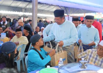 Ahli Parlimen Lipis, Datuk Seri Abdul Rahman Mohamad menyampaikan sumbangan kepada bakal jemaah haji sempena Majlis Jamuan Hari Raya Aidilfitri peringkat Kementerian Sumber Manusia di Dewan Jubli Perak Sultan Haji Ahmad Shah Lipis di sini, hari ini.