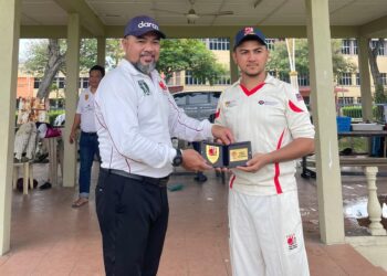 PEMAIN terbaik pertemuan Pahang dengan Perak, Fauzan Malik (kanan) menerima plak penghargaan daripada pengadil, Rudy Ismandi Mansor di Ipoh, semalam.