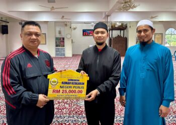 TUANKU Syed Faizuddin Putra Jamalullail (kiri) berkenan menyempurnakan simbolik penyerahan sumbangan kepada rumah kebajikan di Masjid Al Rahim Titi Tok Bandar, Kangar, Perlis, baru-baru ini.-UTUSAN