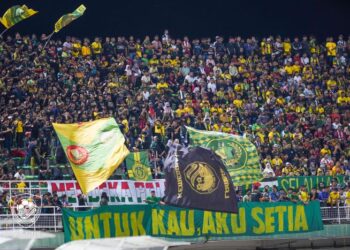 PENYOKONG-PENYOKONG setia Kedah membanjiri Stadium Darul Aman sebagai tanda sokongan setiap kali perlawanan membabitkan skuad Kenari.