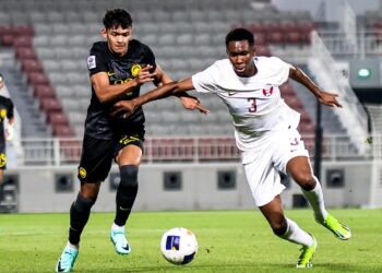 PENYERANG skuad bawah 23 (B-23) tahun negara, Haqimi Azim Rosli cuba melepas kawalan pemain Qatar dalam aksi persahabatan menjelang Piala Asia B-23 di Doha, Qatar.-IHSAN FAM