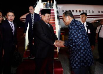 MOHAMED Khaled Nordin menyambut ketibaan Prabowo Subianto di Pangkalan Udara Subang malam tadi.
