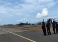 LAMBAIAN lima kru Skuadron 503 di Pangkalan Kota Kinabalu, Sabah yang mengiringi  dua Helikopter Operasi Maritim (HOM) AW139