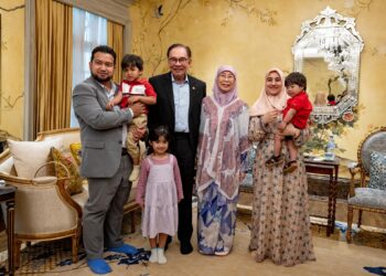 ANWAR Ibrahim dan Wan Azizah Wan Ismail meluangkan masa bertemu Muhammad Nadir Al-Nuri Kamaruzzaman sekeluarga.