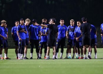 KETUA jurulatih skuad bawah 23 (B-23) negara, Juan Torres Garrido mengendalikan sesi latihan ketika Piala Asia B-23 di Qatar bulan lalu.-IHSAN FAM