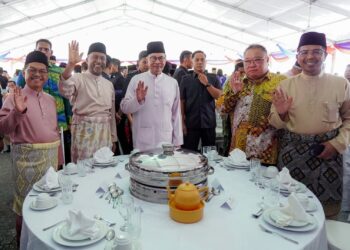 ANWAR Ibrahim hadir majlis Aidilfitri KPT di Putrajaya. - UTUSAN/FAISOL MUSTAFA