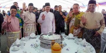 ANWAR Ibrahim hadir majlis Aidilfitri KPT di Putrajaya. - UTUSAN/FAISOL MUSTAFA