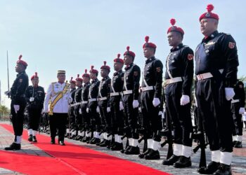 TUANKU Syed Faizuddin Putra Jamalullail (tiga dari kiri) memeriksa barisan kawalan kehormatan bersempena Istiadat Perasmian Penggal Persidangan Kedua, Dewan Undangan Negeri (DUN) Perlis Ke-15 di Kompleks DUN, Kangar, Perlis, hari ini.-UTUSAN/ASYRAF MUHAMMAD