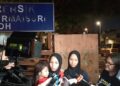 NUR Qistina Awliyah Mohd. Azinor (tengah) ditemu bual pemberita di luar pekarangan Jabatan Forensik HRPB Ipoh, di sini malam tadi. - UTUSAN