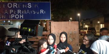 NUR Qistina Awliyah Mohd. Azinor (tengah) ditemu bual pemberita di luar pekarangan Jabatan Forensik HRPB Ipoh, di sini malam tadi. - UTUSAN