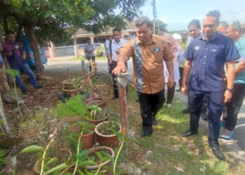 MANSOR Zakaria (tengah) melakukan tinjauan di kawasan hotspot kes denggi di Taman Sejati Indah, Sungai Petani.