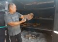 ALI Mat Isa menunjukkan ikan salai patin dan tilapia hasil ternakan sangkar untuk dijual di gerai berdekatan Jalan Jerantut-Maran di Kampung Jerantut Feri di Jerantut, Pahang. – UTUSAN/HARIS FADILAH AHMAD