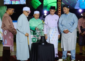 Pix
TUAN Ibrahim Tuan Man pada Majlis Rumah Terbuka Aidilfitri Pas Pusat di Dewan 2020, Kangar, Perlis hari ini.-UTUSAN/AHMAD ADIB AKHYAR AMINARRASHID