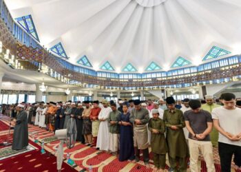 mam Besar Masjid Negara, Ehsan Mohd Hosni, ketika mengimamkan solat sunat Aidilfitri di Masjid Negara. - FOTO/BERNAMA