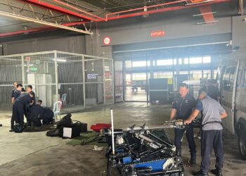 MESIN robotik digunakan bagi mengesan objek disangka bom di Pusat Kargo KLIA tengah hari tadi.