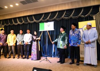 TUANKU Syed Faizuddin Putra Jamalullail (tiga dari kanan) dan Tuanku Dr. Hajah Lailatul Shahreen Akashah Khalil (empat dari kanan) berkenan menyempurnakan gimik pelancaran Program Pembelajaran Jawi Wilayah Andaman Tahun 2024 di Hotel Le Erawan, Phang Nga, Thailand. -UTUSAN/IZLIZAN OTHMAN