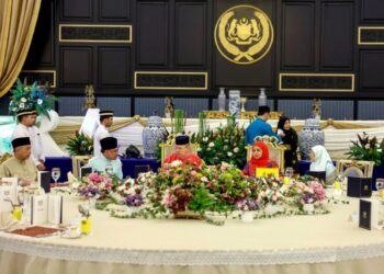 Sultan Ibrahim bersama Raja Zarith Sofiah berkenan berangkat ke Majlis Ramah Mesra Hari Raya Aidilfitri bersama Perdana Menteri dan isteri, Jemaah Menteri, Timbalan-timbalan Menteri dan tetamu kenamaan di Istana Negara, hari ini. FOTO/BERNAMA