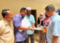 MOHAMAD Redzwan Ramlee (dua kiri) bersama bekas pekerja Kedah Agro lain ketika hadir ke Pejabat JTK Kedah di Anak Bukit, Alor Setar.