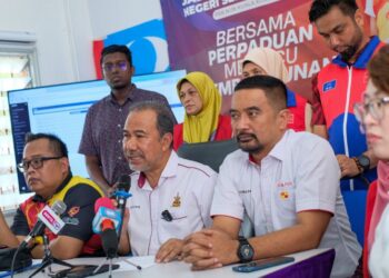 AZMIZAM ZAMAN (kanan) bersama Yaakob Sapari (tengah) ketika sidang media di  Bilik Gerakan Utama, di sini - UTUSAN/M. FIRDAUS M. JOHARI