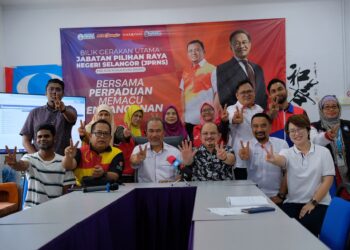 SHAMSUL Iskandar (tiga dari kanan) hadir ke sidang media di Bilik Gerakan Utama Jabatan Pilihan Raya Negeri Selangor di sini - UTUSAN/M.  FIRDAUS M. JOHARI