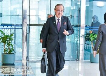 MASIDI Manjun semasa tiba di pekarangan Dewan Undangan Negeri Sabah (DUN) di Kota Kinabalu