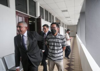 MUHAMMAD Saifuddin didenda RM23,000 di Mahkamah Sesyen Taiping hari ini selepas mengaku bersalah membuat hantaran jelik berkaitan nahas udara membabitkan helikopter TLDM, Selasa lalu. - UTUSAN/ASLIZA MUSA