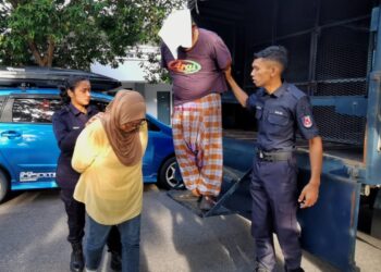 SEPASANG kekasih dihadapkan ke Mahkamah Sesyen Seremban bagi tuduhan mengabaikan seorang kanak-kanak perempuan sehingga maut dalam kejadian di sebuah taman perumahan di Port Dickson, bulan lalu-UTUSAN/MOHD. SHAHJEHAN MAAMIN