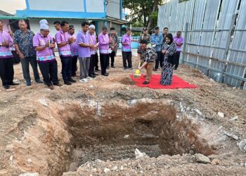 TUANKU Syed Faizuddin Putra Jamalullail (dua dari kanan) membuat gimik pelancaran sewaktu Majlis Perasmian Makmal Bahasa Dewan Bahasa dan Pustaka (DBP) di Dewan Muslim Wittaya School, Phuket, Thailand.-UTUSAN/ASYRAF MUHAMMAD