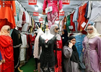 BAZAR Aidilfitri Jalan Tuanku Abdul Rahman, di sini, baru-baru ini.-UTUSAN/SHIDDIEQIIN ZON
