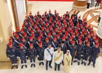 TUANKU Syed Faizuddin Putra Jamalullail (depan, dua dari kanan) berkenan bergambar bersama anggota Pasukan Simpanan Persekutuan (FRU) selepas Istiadat Perasmian Penggal Persidangan Kedua, Dewan Undangan Negeri (DUN) Perlis Ke 15 di Kompleks DUN, Kangar, Perlis, hari ini.-UTUSAN/ASYRAF MUHAMMAD