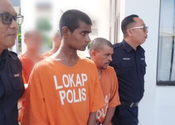 KEDUA-dua tertuduh yang didakwa membunuh rakan senegara mereka dibawa anggota polis ke Mahkamah Majistret Kulim. -UTUSAN/AZAHAR HASHIM