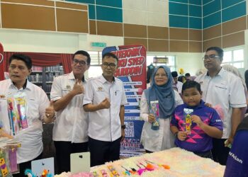 Pix
RODIAH Idris (dua dari kanan) pada Karnival Kebolehpasaran MBPK di Sekolah Kebangsaan (SK) Pendidikan Khas Perlis di Kangar, Perlis hari ini.- UTUSAN