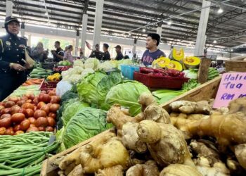 FARAH Adlina Ropaie (kiri) turun padang bagi melakukan pemeriksaan bersempena Skim Harga Maksimum Musim Perayaan Hari Raya Aidilfitri 2024 di Pasar Besar Sena, Kangar, Perlis, hari ini. -UTUSAN/ASYRAF MUHAMMAD