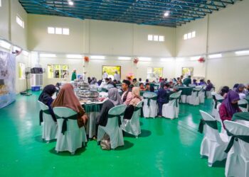 LEBIH 100 anak yatim yang tidak tinggal di pusat perlindungan atau rumah kebajikan diraikan dalam majlis berbuka puasa oleh Pertubuhan Amal Kebajikan Ar Rasyid.