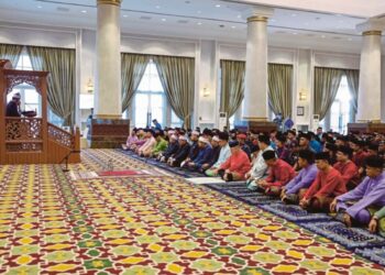 Yang di-Pertuan Agong, Sultan Ibrahim berkenan mendengar khutbah selepas menunaikan solat sunat Aidilfitri di Surau Utama, Istana Negara hari ini.
