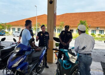 SHAHRUL Azhar Mat Dali (tengah) menyoal siasat dua lelaki Rohingya yang ditahan JPJ kerana menunggang motosikal tanpa lesen sah di Alor Setar.