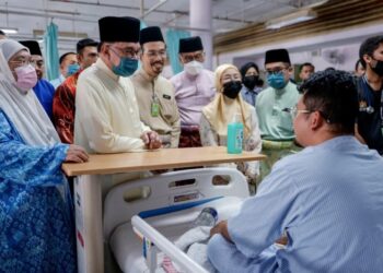 ANWAR Ibrahim menyantuni pesakit di Hospital Kuala Lumpur (HKL)  pada Hari Raya Aidilftri kedua hari ini. - FOTO/BERNAMA