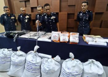 FISOL Salleh menunjukkan sebahagian dadah dan daun ketum yang berjaya dirampas oleh pihak polis dalam sidang akhbar di IPK Kedah, Alor Setar. - UTUSAN/ SHAHIR NOORDIN