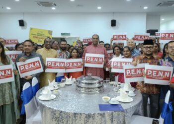RAMANAN Ramakrishnan (tengah) bergambar bersama Sahabat Usahawan India selepas majlis Pelancaran Dana Khas Pemerkasaan Wanita India di Ibu Pejabat Amanah Ikhtiar Malaysia (AIM) hari ini. GAMBAR: FARIZ RUSADIO