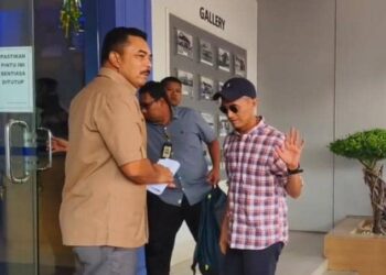 Pengarah Jabatan Siasatan Jenayah Bukit Aman, Datuk Seri Mohd. Shuhaily Mohd. Zain semasa tiba ke IPK  Kelantan di Kota Bharu semalam.