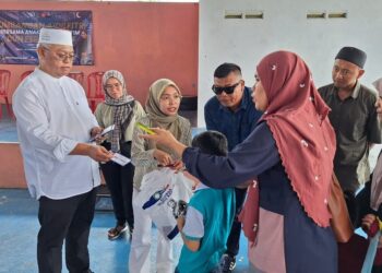 NOH Omar menyerahkan sumbangan Aidilfitri kepada penerima pada program Sumbangan Aidilfitri Bersama Anak-Anak Yatim Dewan Undangan Negeri (DUN) Permatang itu dekat Tanjong Karang, di Kuala Selangor, Selangor, hari ini. - UTUSAN / ISKANDAR SHAH MOHAMED