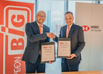 SHEIK Farouk Sheik Mohamed (kiri) dan Ketua Pegawai Eksekutif HSBC Amanah Raja Amir Shah di majlis menandatangani perjanjian pembiayaan tersebut di sini, baru-baru ini.