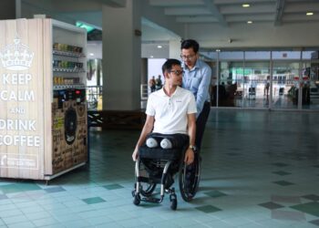 Isman ketika hadir di Mahkamah Sivil Shah Alam hari ini bagi tuntutan saman terhadap rangkaian hospital termuka yang menyebabkannya kehilangan kedua-dua kaki, lima tahun lalu. FOTO/VIDEO : AFIQ RAZALI